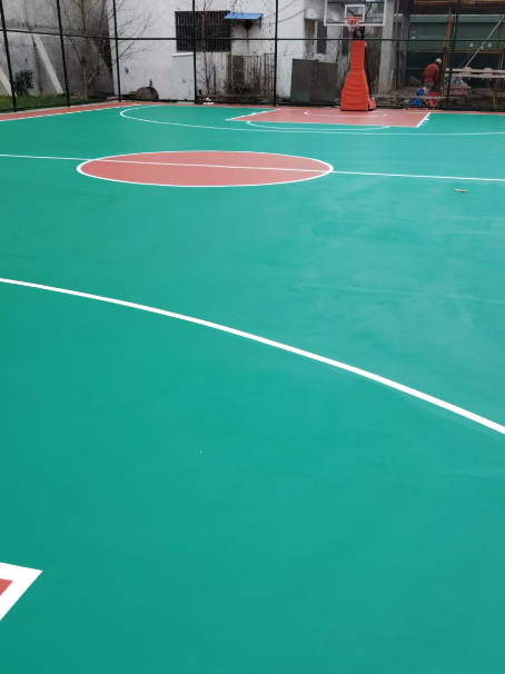 翠峦 球场长期使用易出现地面开裂